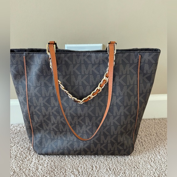 New Michael Kors Signature Monogram Harper Tote - Picture 6 of 9